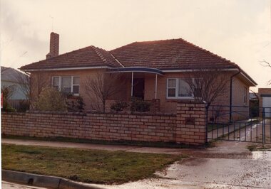 Photograph, 27 Campbell Street Stawell -- brick veneer house c1985-1986