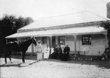 Photograph, Templar's House in Glenorchy which becomes the Wimmera Hotel
