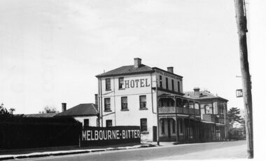 Photograph, Royal Exchange Hotel & Court House in Patrick Street Stawell 1930