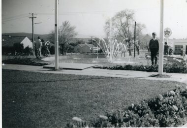 Photograph, Mr John D’Alton Fountain being turned on with the crowd watching on 1969