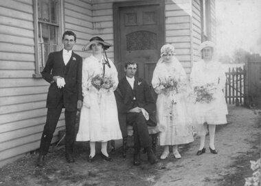 Photograph, Mr David Dunn & Miss Hilda Green with the Wedding group in front of a weatherboard home