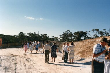 Photograph, Stawell Historical Society Members & others visiting the Davis Open Cut mine in 1987