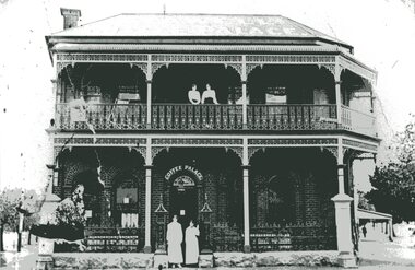 Photograph, Stawell Coffee Palace formerly the Castlemaine Hotel in Lower Main Street with Staff at front and on verandah c1905