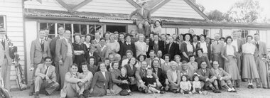 Photograph, Stawell Golf Club with a large group in the front the Club House on the Marnoo Road 1949