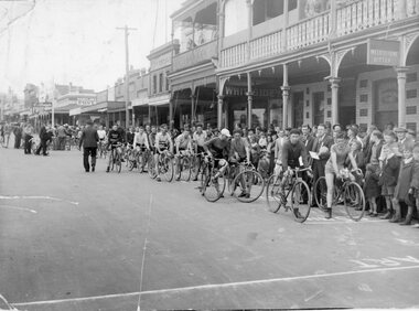 Photograph, Stawell Cyclists and spectators in front of the Town Hall Hotel