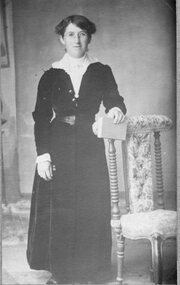 Photograph, Miss Edith Freeland later Bennett from Deep Lead  1920’s -- Studio Portrait