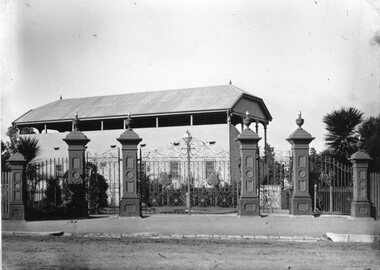 Photograph, Memorial Gates at Central Park Stawell by Wayman & Kay Foundry