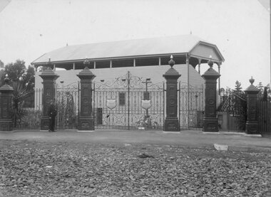 Photograph, Memorial Gates at Central Park Stawell by Wayman & Kay Foundry About 1900/1905