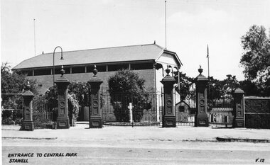 Photograph, Memorial Gates at Central Park Stawell by Wayman & Kay Foundry with the Statue of Apollo of Belvedere in place 1929 -- Postcard