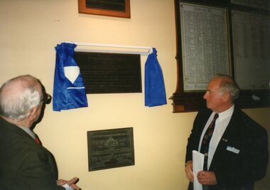 Photograph, Mr Robert Henderson Croll & the Melbourne Walking Club Plaque unveiling a Town Hall 1977