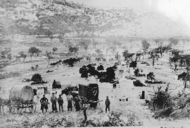 Photograph, Mafeking Goldfield at Mt William with Horse drawn covered wagons in foreground c1900