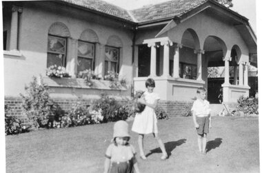 Photograph, Bennet family home at 51 Smith Street Stawell with Children in the foreground