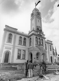 Photograph, Stawell Town Hall Council workmen with Engineer Mr Ian Mitchell 1995