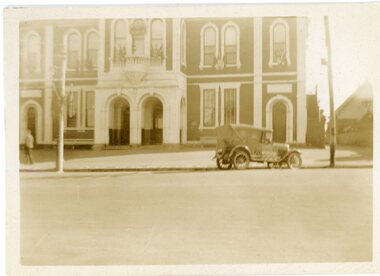 Photograph, Stawell Town Hall with no clock tower