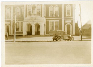Photograph, Stawell Town Hall with no clock tower