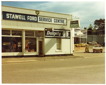 Photograph, Pleasant Creek Special School, Dalgety's Stock and Station Agent & Stawell Ford Dealership Nov 1975, Nov 1975