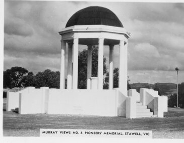 Photograph, Murray Views, Pioneer's Memorial in Stawell c1950 -- Postcard, C 1950
