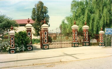 Photograph, Memorial Gates at Central Park Stawell by Wayman & Kay Foundry