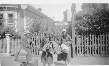Photograph, 3 young Women