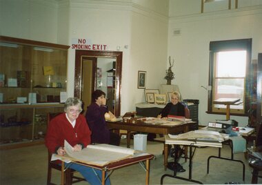 Photograph, Dorothy Brumby, Liz Driscoll, Wendy Melbourne, 20/04/2006