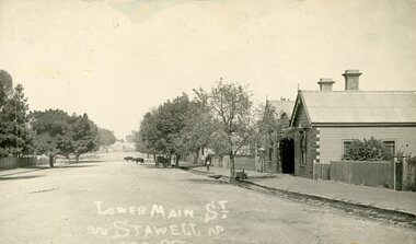 Photograph, Lower Main Street Stawell. c1905 Looking East towards Railway Line. railway Hotel on Right