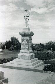 Photograph, Soldiers’ Memorial World War 1 in Main Street