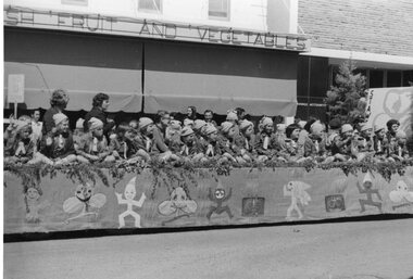 Photograph, Stawell Brownies on float in Main Street