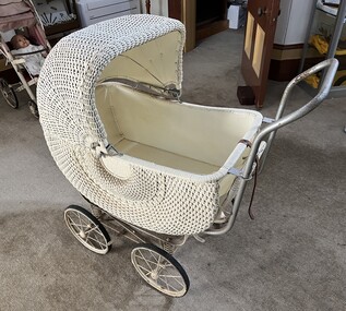 Realia, Wicker Pram c1940