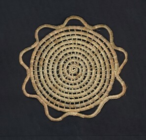 Craft, NICHOLLS, Marilyne, Round mat with scalloped edging, 2018