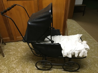 Folding pusher pram