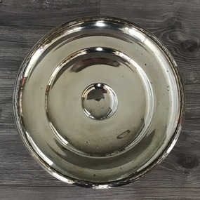 Cake dish on stand