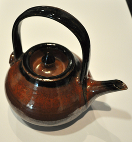 Pottery: Leon SAPER (b.1928 POL, arrived 1949 AUS - d.2005), Teapot