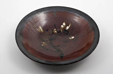 Pottery (plate): Joan ARMFIELD and David ARMFIELD, Platter with Black Rim and Grevillia Decoration