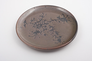 Pottery (plate): Joan ARMFIELD and David ARMFIELD, Platter with Iron Glaze and Grevillia Decoration