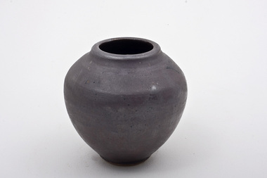 Pottery (vase): Elsa ARDERN (b.1918 NZ-d.2006 AUS), Purple Vase