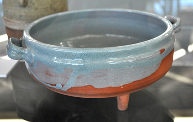 Pottery (dish): Phyl DUNN, Casserole Dish (three legs)