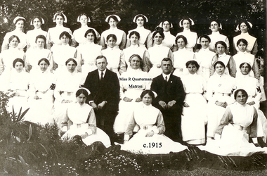 Matron Quarterman, nurses & 2 doctors, c.1915