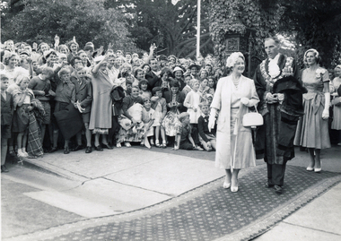 1958/03/02, Queen Mother with Councillor Chisholm