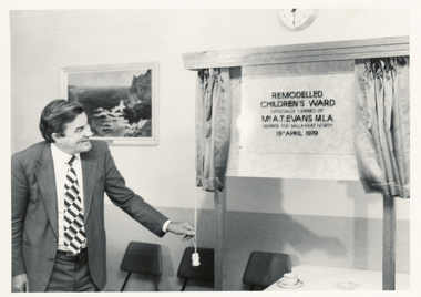 Mr T Evans MLA, Childrens Ward, 1979, Courier
