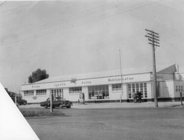 Photograph - Lynchs auto, [1950s]