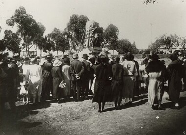 Photograph - Unveiling of Deer Park Hume and Hovell monument in 1924, 1924