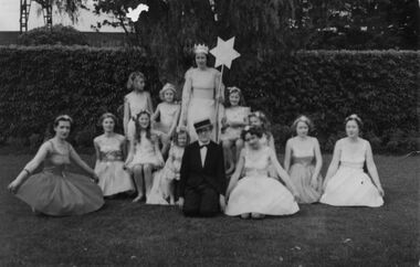 Postcard - Dance group in the HV McKay Memorial Gardens Sunshine, [early 1930s]