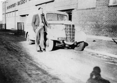 Photograph - Holloway at work, 1920s