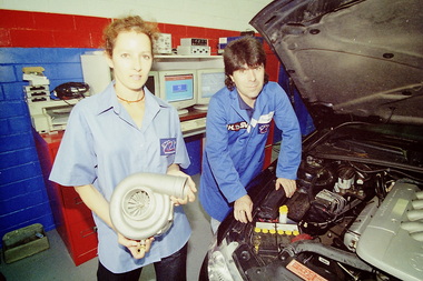 Photograph - Blue Chip Tuning Unit 2 45 West Esplanade St. Albans 2000 Photographs, Ted Kloszynski, 13th January 2000