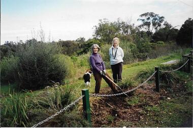 Working bee. Wynstay Cres. May 2000, Darebin Parklands Association, 2000