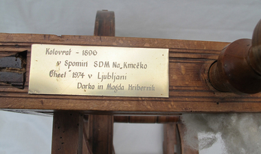 Gold coloured plaque on a spinning wheel, Plaque on a spinning wheel - a gift to a SDM - Kmečka ohcet 1974, 1896