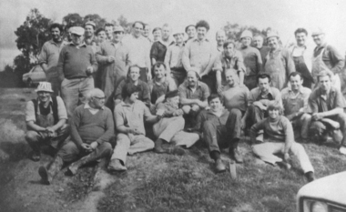 Photo of volunteers, Black and white photo of volunteers  at the new Slovenian site in Research, Melbourne, 1972