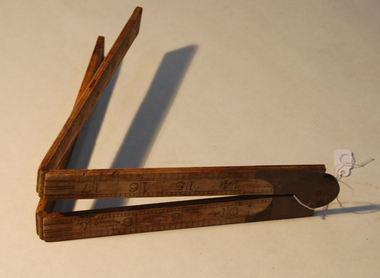 Folding wooden carpenters ruler