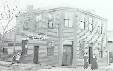 Photograph - Bridge Hotel, Thompson Street, Williamstown. c1914