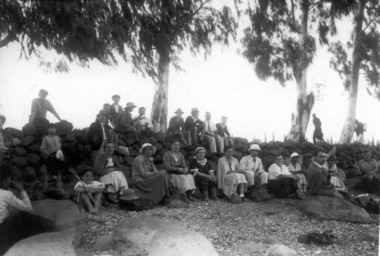 Photograph, Camp 3 families on picnic at Waranga Basin